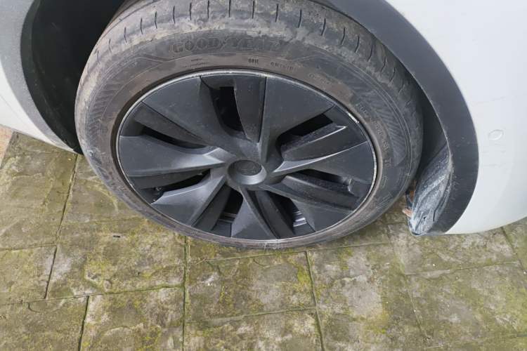 Used Tesla Model Y 2023 Rear-Wheel-Drive Version Right Front Wheel Hub
