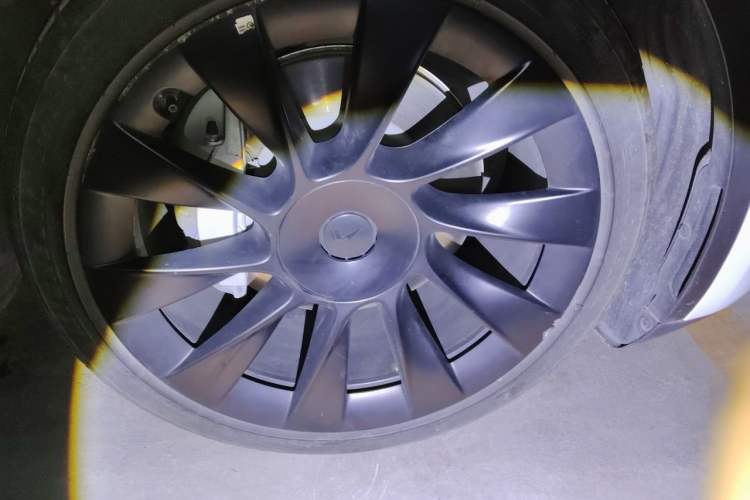 Used Tesla Model Y 2023 Rear-Wheel-Drive Version Right Front Wheel Hub
