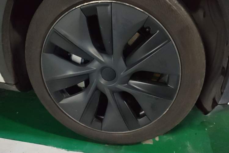 Used Tesla Model Y 2023 Rear-Wheel-Drive Version Right Front Wheel Hub