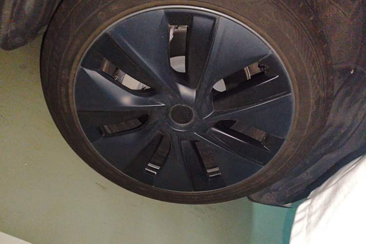 Used Tesla Model Y 2023 Rear-Wheel-Drive Version Right Front Wheel Hub
