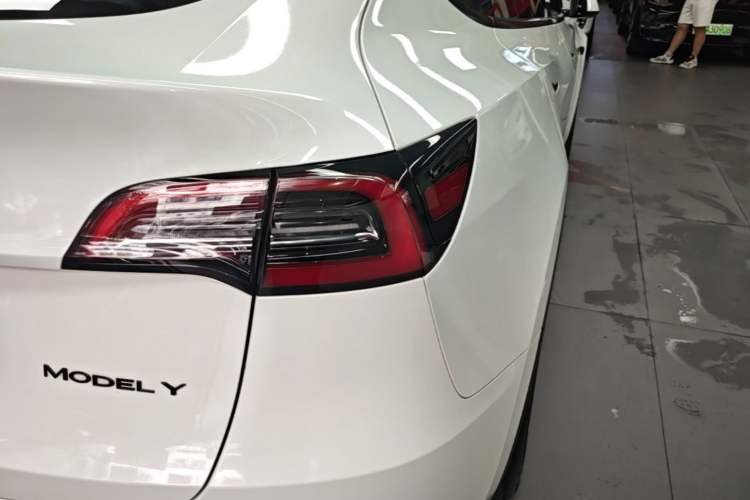 Used Tesla Model Y 2023 Long-Range All-Wheel-Drive Version Right Rear Taillight