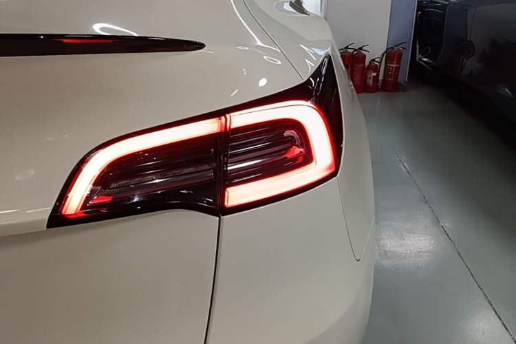 Used Tesla Model Y 2023 Rear-Wheel-Drive Version Right Rear Taillight