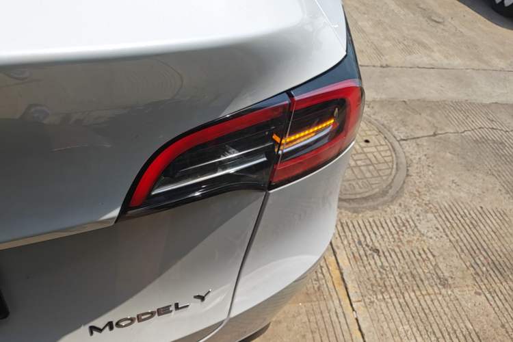 Used Tesla Model Y 2023 Rear-Wheel-Drive Version Right Rear Taillight