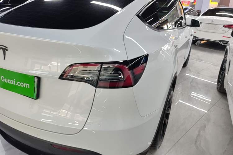 Used Tesla Model Y 2023 Long-Range All-Wheel-Drive Version Right Rear Taillight