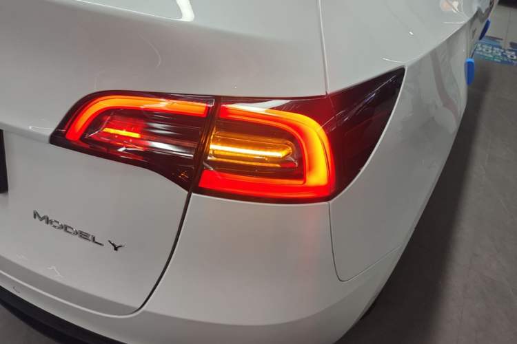 Used Tesla Model Y 2023 Long-Range All-Wheel-Drive Version Right Rear Taillight