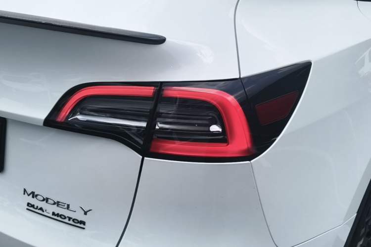 Used Tesla Model Y 2023 Long-Range All-Wheel-Drive Version Right Rear Taillight