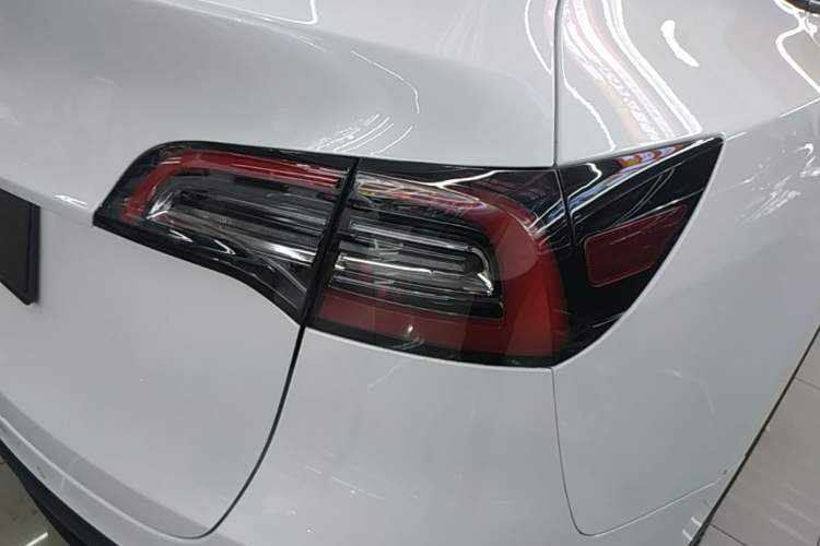 Used Tesla Model Y 2023 Long-Range All-Wheel-Drive Version Right Rear Taillight