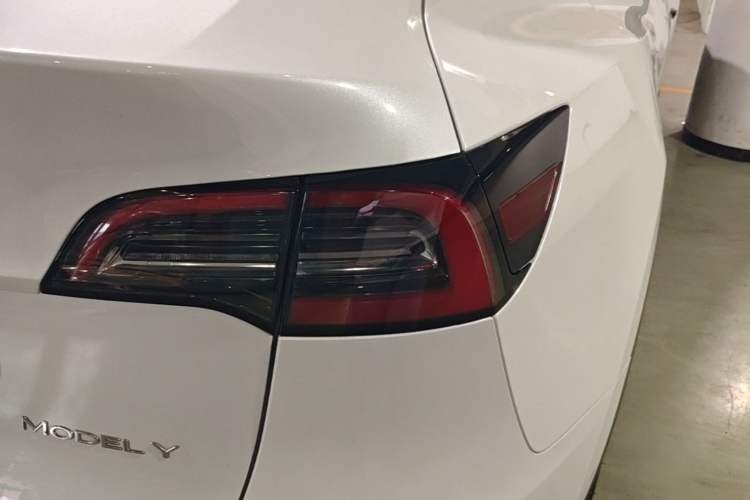 Used Tesla Model Y 2023 Long-Range All-Wheel-Drive Version Right Rear Taillight