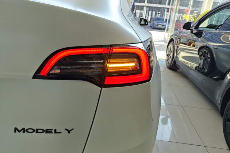 Used Tesla Model Y 2023 Long-Range All-Wheel-Drive Version Right Rear Taillight