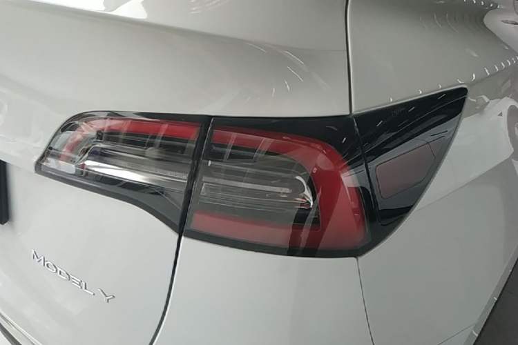 Used Tesla Model Y 2023 Long-Range All-Wheel-Drive Version Right Rear Taillight