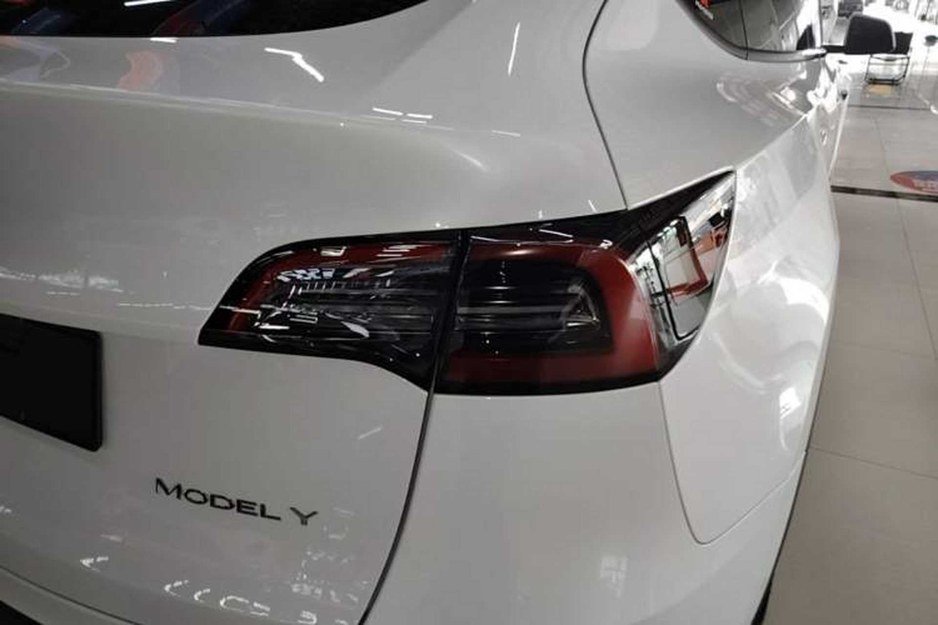 Used Tesla Model Y 2023 Long-Range All-Wheel-Drive Version Right Rear Taillight