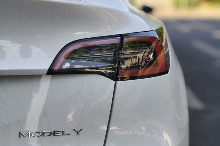 Used Tesla Model Y 2023 Rear-Wheel-Drive Version Right Rear Taillight
