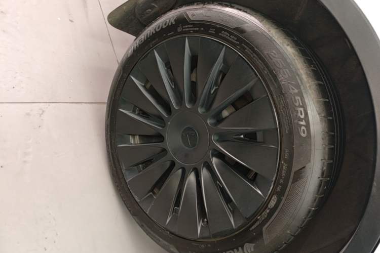 Used Tesla Model Y 2023 Long-Range All-Wheel-Drive Version Right Rear Wheel Hub