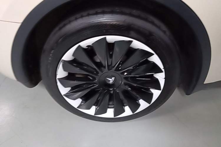 Used Tesla Model Y 2023 Rear-Wheel-Drive Version Right Rear Wheel Hub