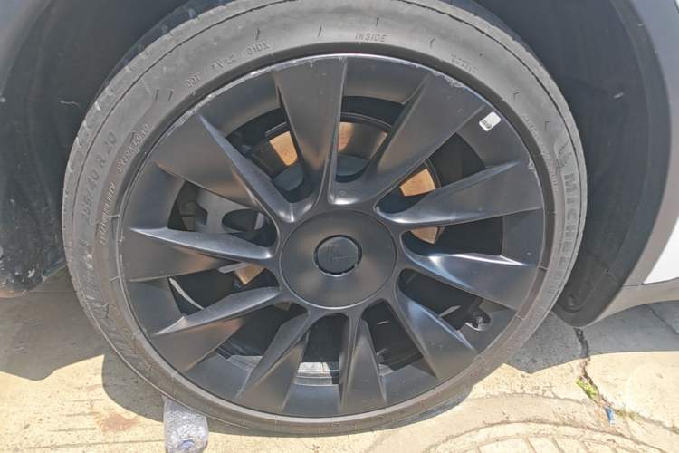 Used Tesla Model Y 2023 Rear-Wheel-Drive Version Right Rear Wheel Hub