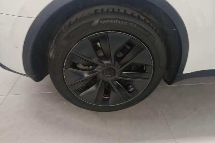 Used Tesla Model Y 2023 Long-Range All-Wheel-Drive Version Right Rear Wheel Hub