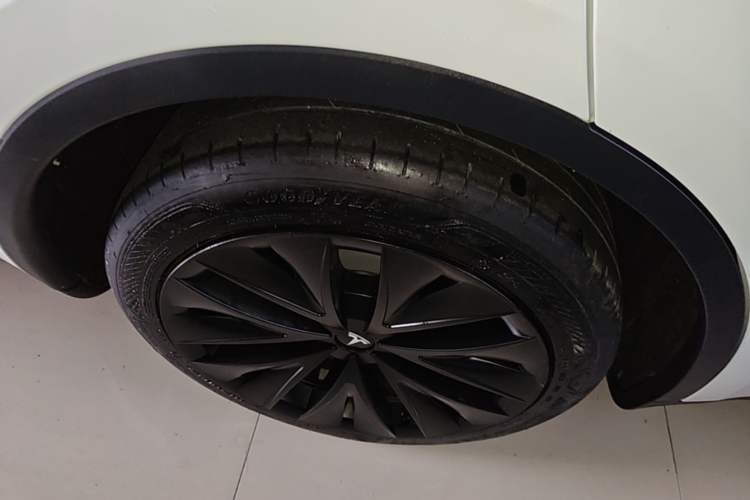 Used Tesla Model Y 2023 Rear-Wheel-Drive Version Right Rear Wheel Hub