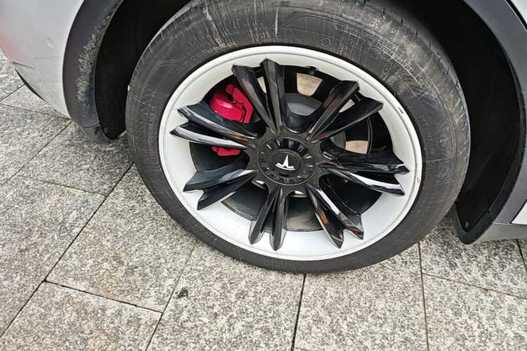 Used Tesla Model Y 2023 Rear-Wheel-Drive Version Right Rear Wheel Hub