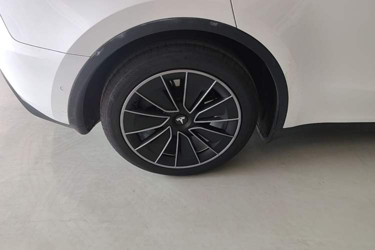 Used Tesla Model Y 2023 Rear-Wheel-Drive Version Right Rear Wheel Hub