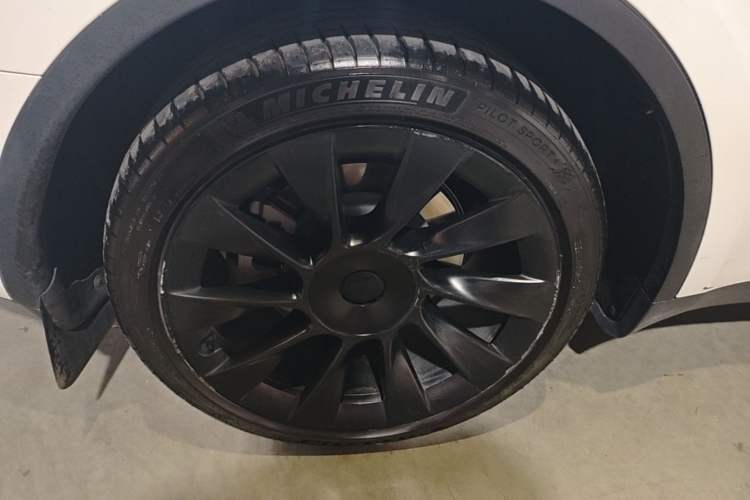 Used Tesla Model Y 2023 Long-Range All-Wheel-Drive Version Right Rear Wheel Hub