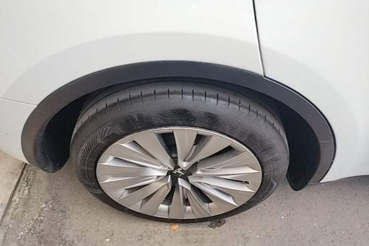 Used Tesla Model Y 2023 Rear-Wheel-Drive Version Right Rear Wheel Hub