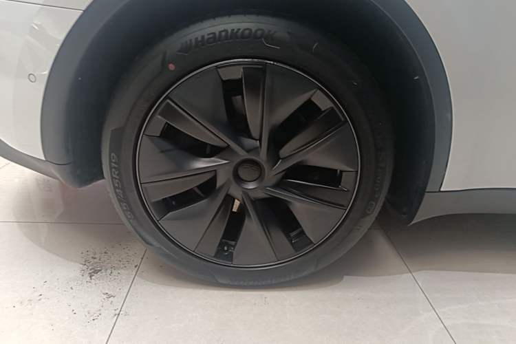 Used Tesla Model Y 2023 Long-Range All-Wheel-Drive Version Right Rear Wheel Hub
