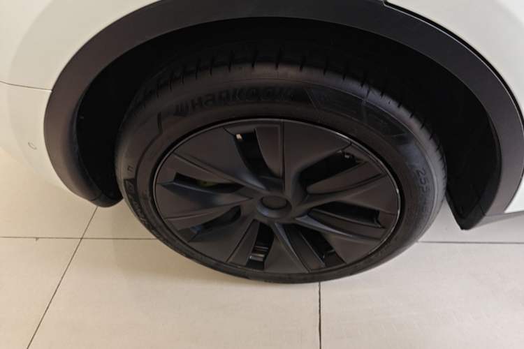 Used Tesla Model Y 2023 Long-Range All-Wheel-Drive Version Right Rear Wheel Hub