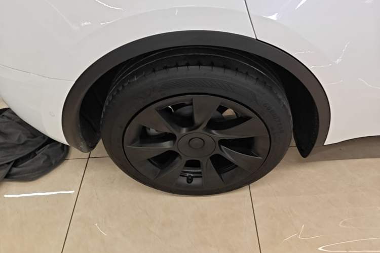 Used Tesla Model Y 2023 Rear-Wheel-Drive Version Right Rear Wheel Hub