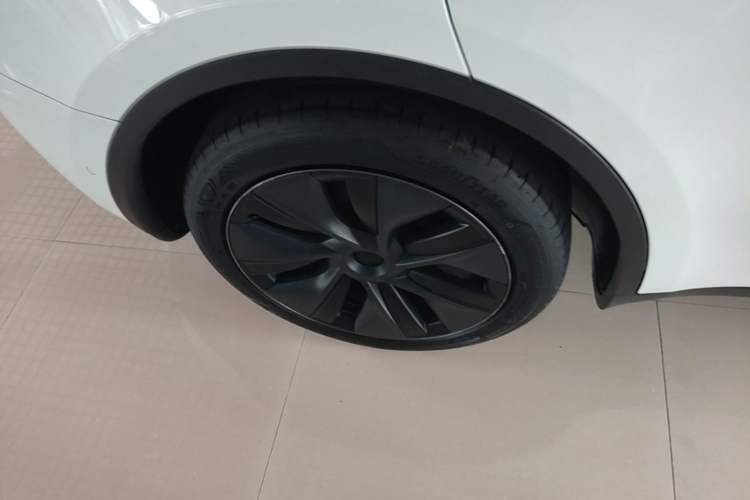 Used Tesla Model Y 2023 Rear-Wheel-Drive Version Right Rear Wheel Hub
