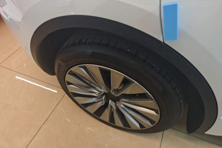 Used Tesla Model Y 2023 Long-Range All-Wheel-Drive Version Right Rear Wheel Hub
