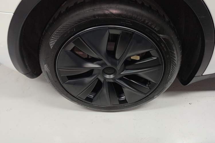 Used Tesla Model Y 2023 Rear-Wheel-Drive Version Right Rear Wheel Hub