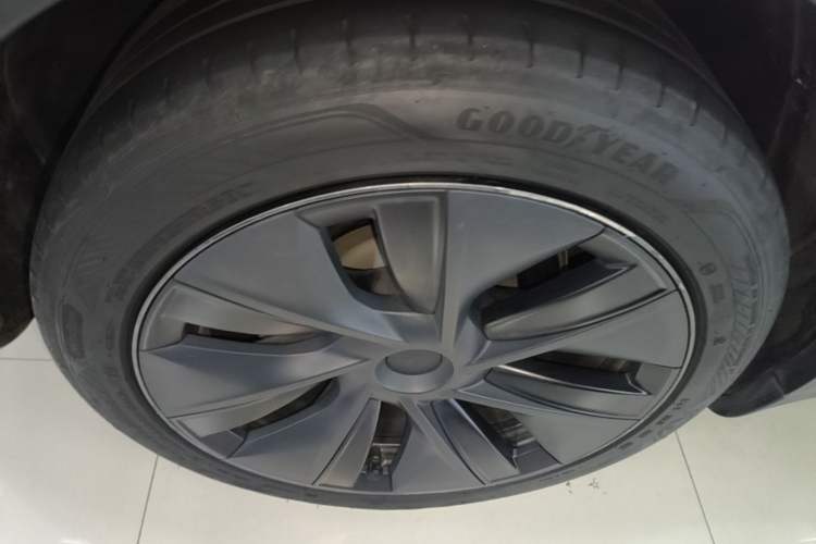 Used Tesla Model Y 2023 Rear-Wheel-Drive Version Right Rear Wheel Hub