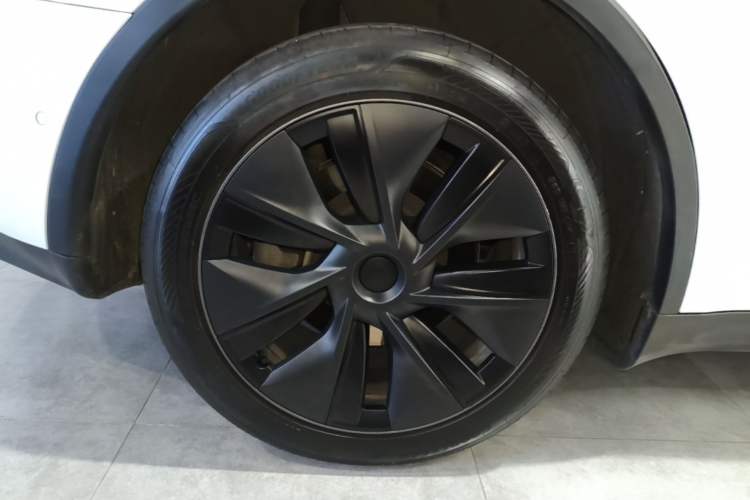 Used Tesla Model Y 2023 Long-Range All-Wheel-Drive Version Right Rear Wheel Hub