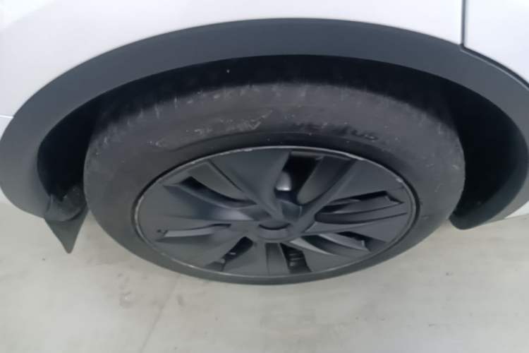 Used Tesla Model Y 2023 Long-Range All-Wheel-Drive Version Right Rear Wheel Hub