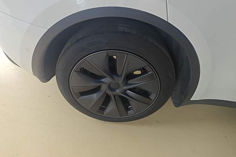 Used Tesla Model Y 2023 Rear-Wheel-Drive Version Right Rear Wheel Hub