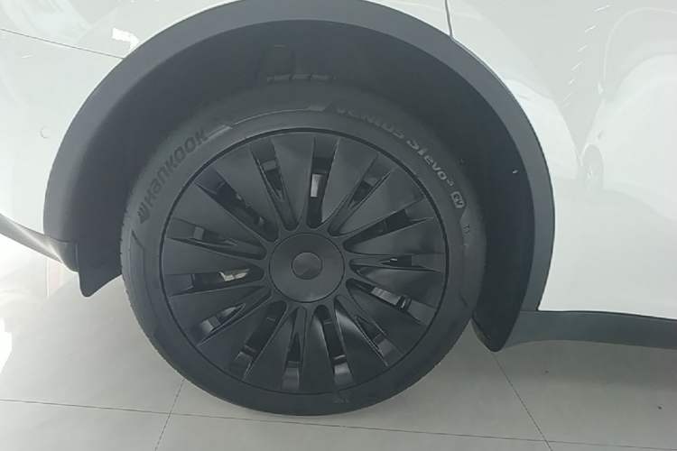 Used Tesla Model Y 2023 Long-Range All-Wheel-Drive Version Right Rear Wheel Hub