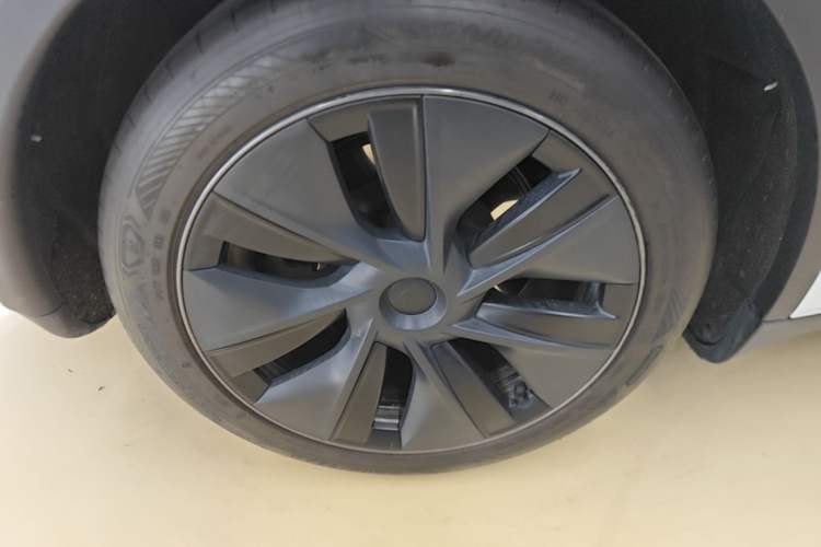 Used Tesla Model Y 2023 Rear-Wheel-Drive Version Right Rear Wheel Hub