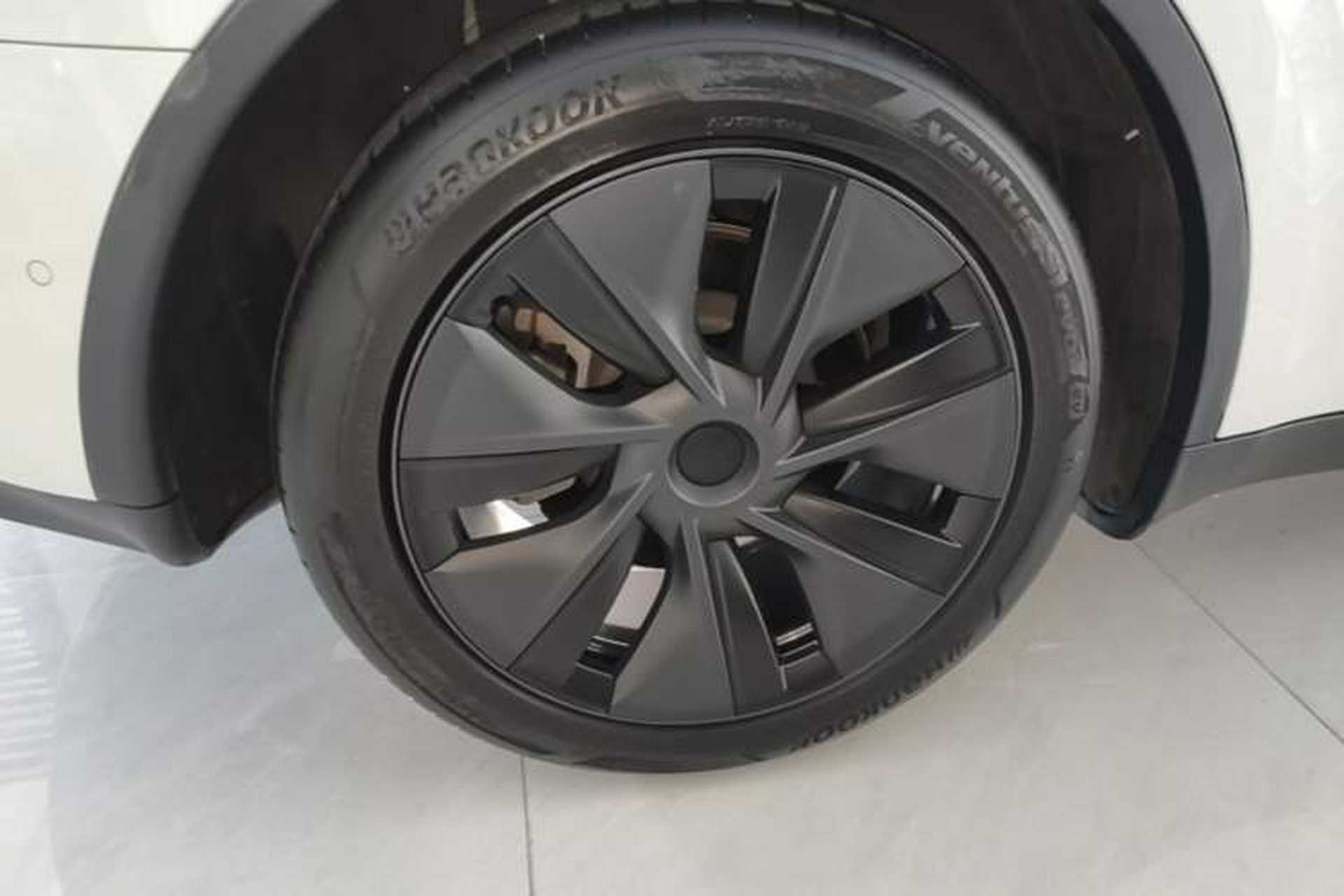 Used Tesla Model Y 2023 Long-Range All-Wheel-Drive Version Right Rear Wheel Hub