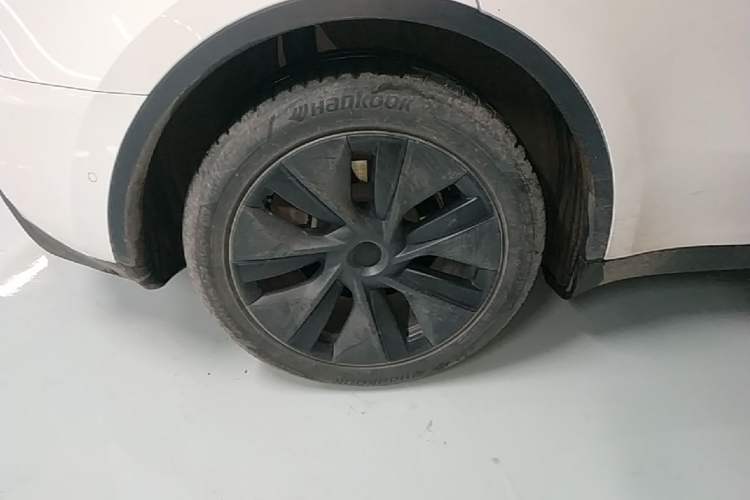 Used Tesla Model Y 2023 Long-Range All-Wheel-Drive Version Right Rear Wheel Hub