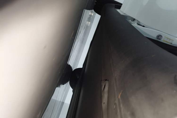 Used Tesla Model Y 2023 High-Performance All-Wheel-Drive Version Right Side Sill