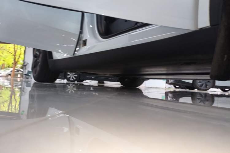 Used Tesla Model Y 2023 Rear-Wheel-Drive Version Right Side Sill