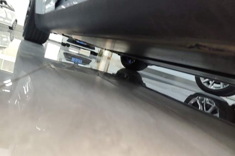 Used Tesla Model Y 2023 Long-Range All-Wheel-Drive Version Right Side Sill