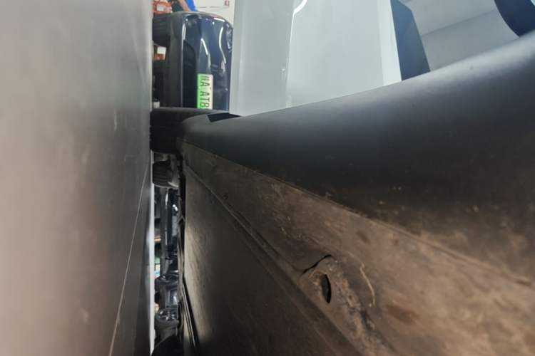 Used Tesla Model Y 2023 Long-Range All-Wheel-Drive Version Right Side Sill