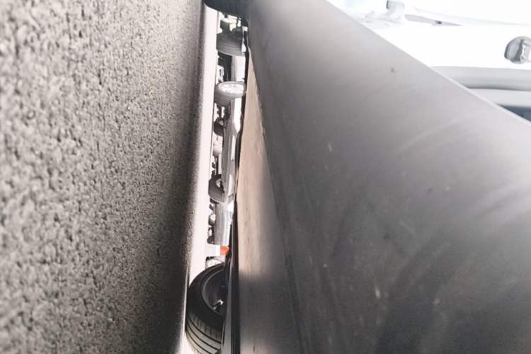 Used Tesla Model Y 2023 Long-Range All-Wheel-Drive Version Right Side Sill
