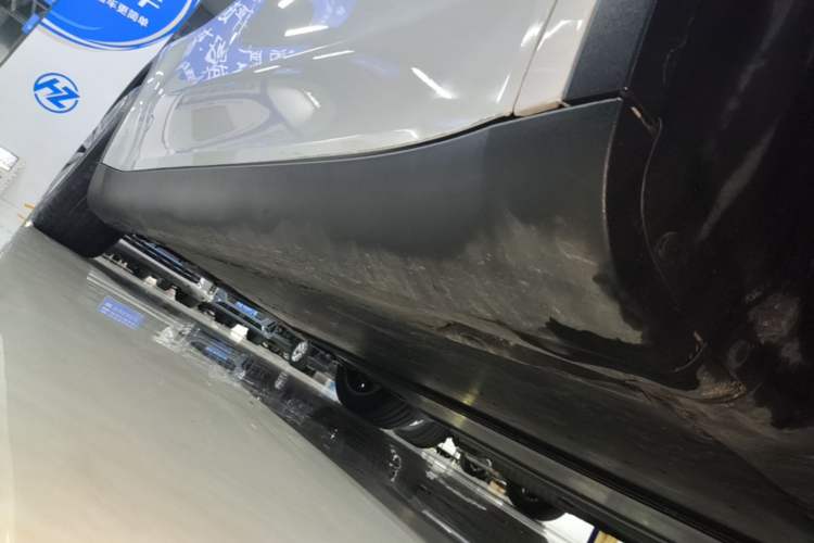 Used Tesla Model Y 2023 Rear-Wheel-Drive Version Right Side Sill