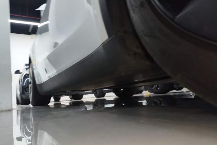 Used Tesla Model Y 2023 Rear-Wheel-Drive Version Right Side Sill