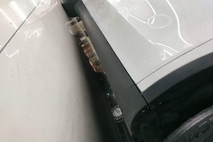Used Tesla Model Y 2023 Long-Range All-Wheel-Drive Version Right Side Sill