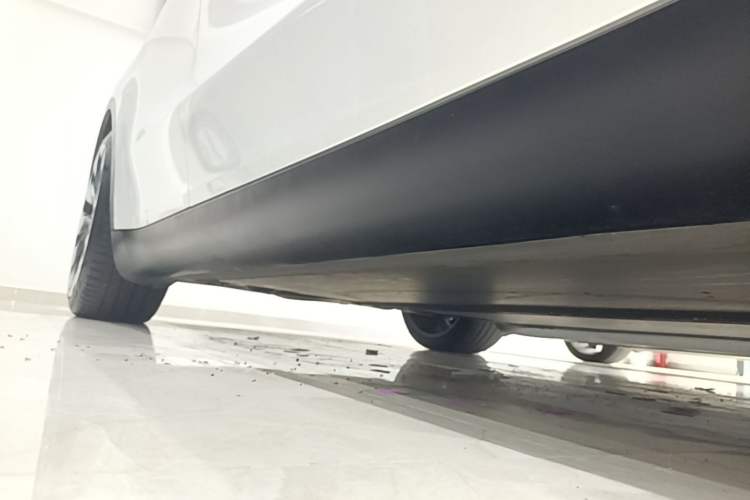 Used Tesla Model Y 2023 High-Performance All-Wheel-Drive Version Right Side Sill