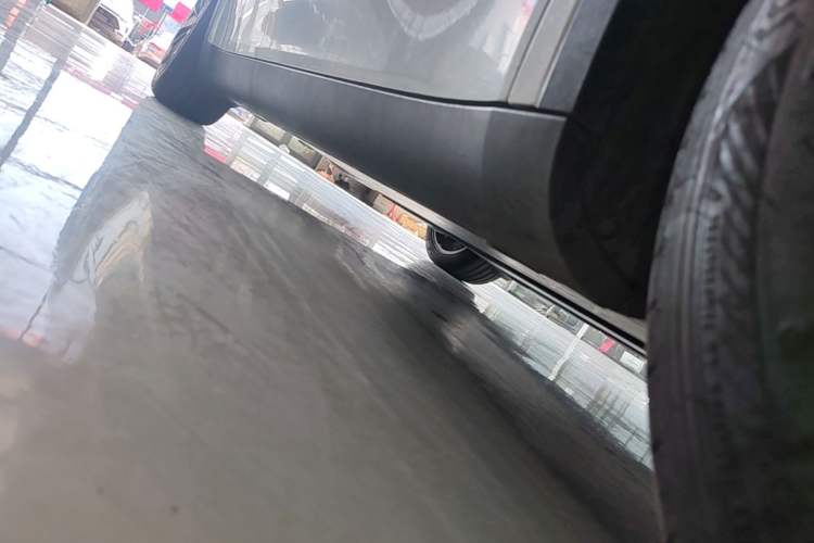 Used Tesla Model Y 2023 Rear-Wheel-Drive Version Right Side Sill