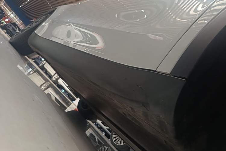Used Tesla Model Y 2023 Long-Range All-Wheel-Drive Version Right Side Sill